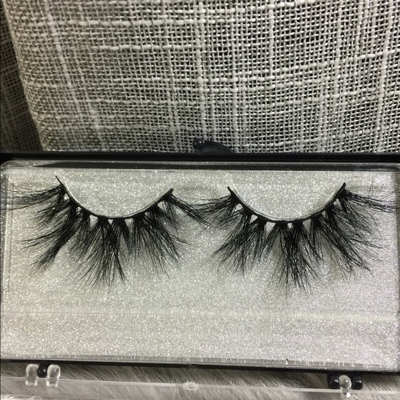 Mink Lashes - āEnticeā Bossy Diva Collection - Picture 2 of 5